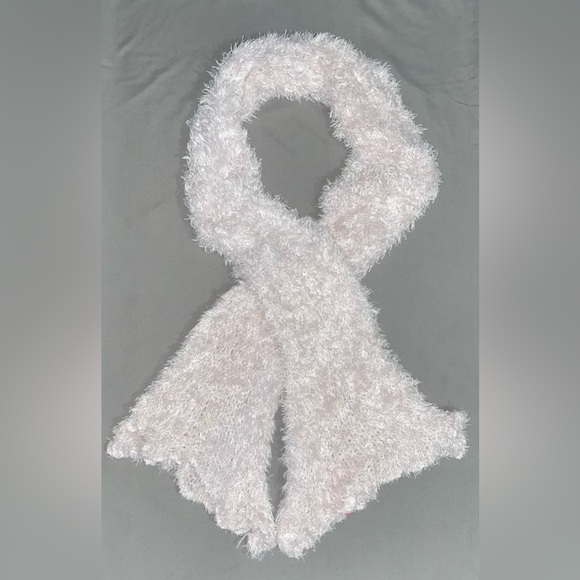 Shaggy White Scarf - Picture 4 of 4